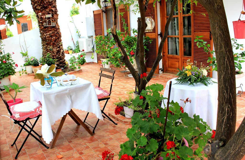 Vaya Zorba Studios Skiathos Town Room photo